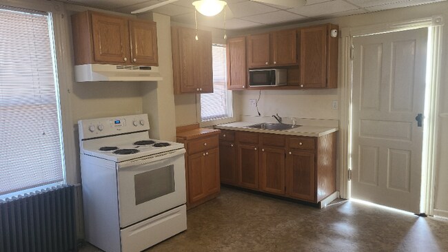 Photo - 210 E Pine St Unidad Lower Back