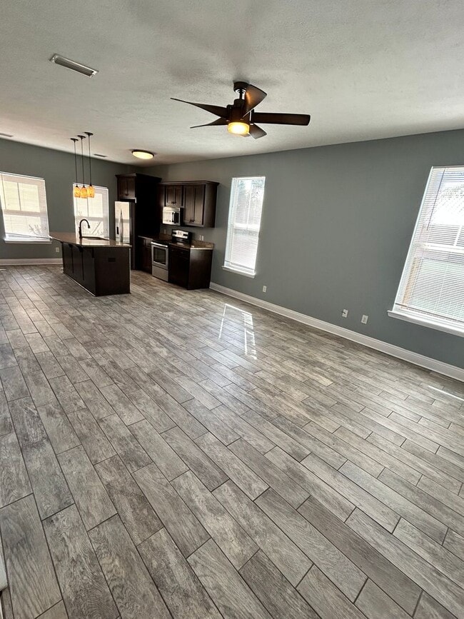 Photo - 664 Helen Ave