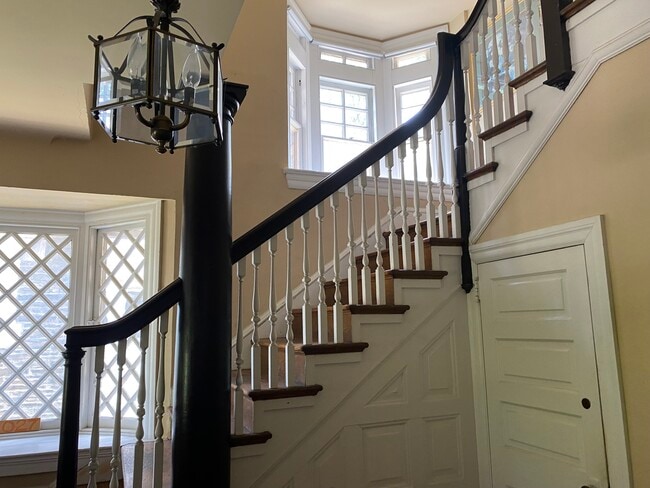 Common front entryway - 7936 Montgomery Ave Unit 1st floor