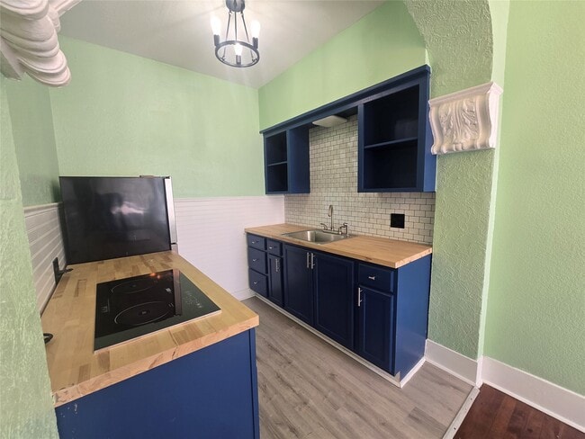 Building Photo - 725 Broadway Avenue J Unit 11