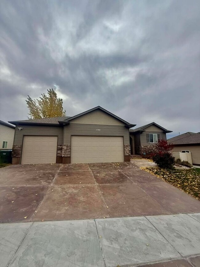 Building Photo - Large beautiful home