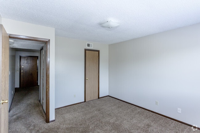 2BR, 1BA - 900 SF