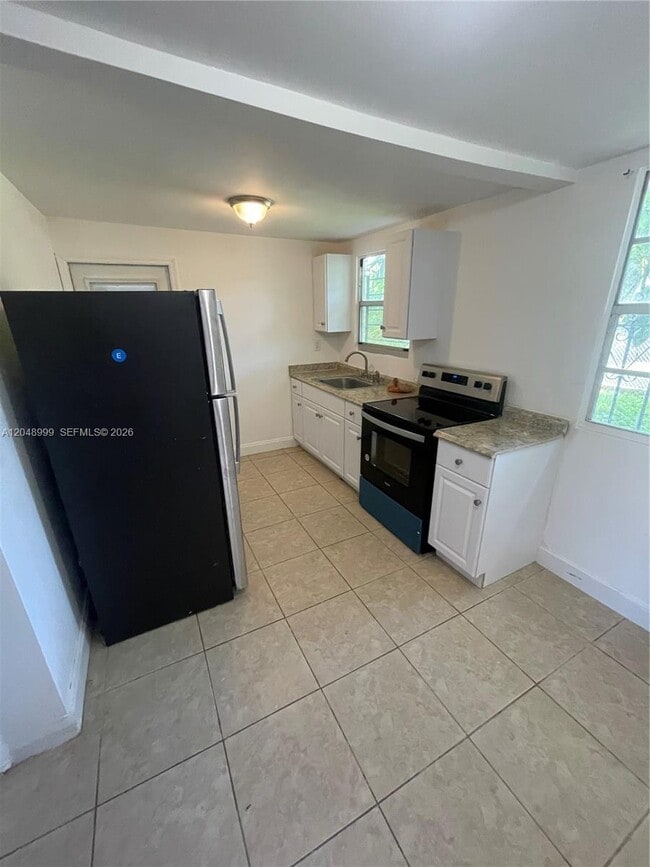 Building Photo - 453 SW 19th Rd Unit Rear