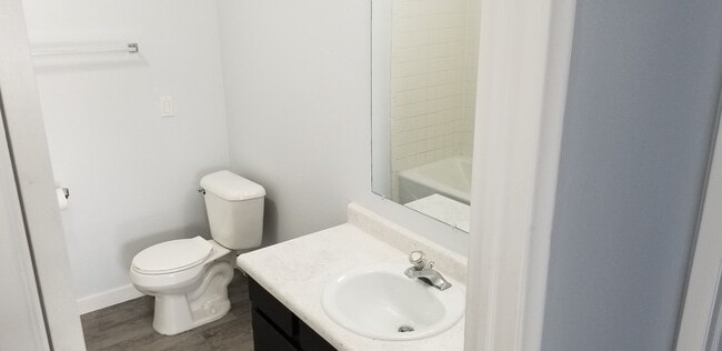 Photo - 3550 Parkway Blvd Unit Apt 4