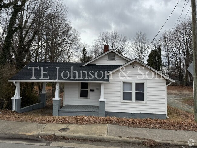 Building Photo - Charming 2 Bedroom Home