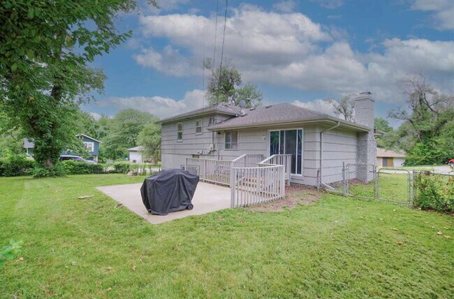 Photo - Beautiful 3 Bedroom / 1.5 Bath *Large Corner Lot* 2 Car Garage