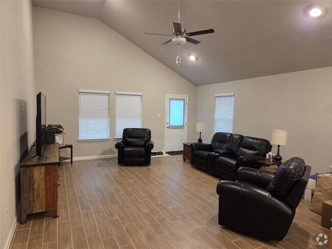 Building Photo - 208 Comet Pointe Dr Rental