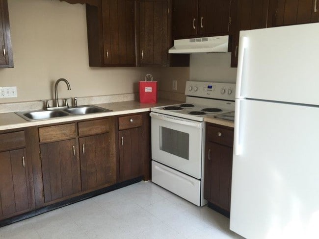 2BR, 1BA - 870SF - The Emerson - Heritage Arms