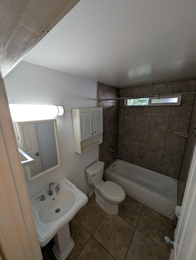 Photo - 1145 W 2nd St Unidad 12