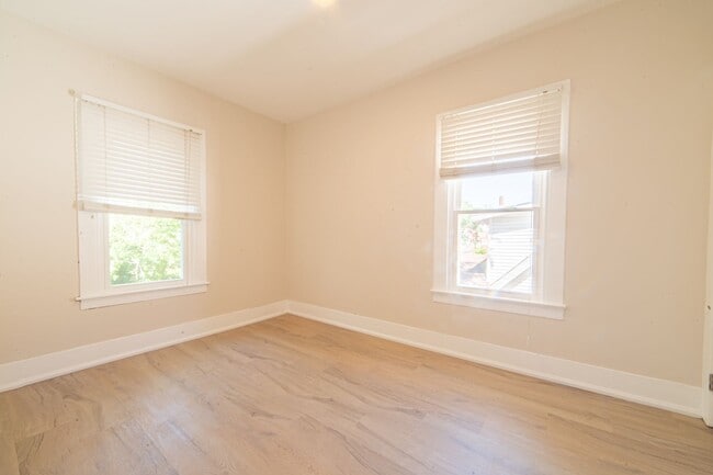 Building Photo - 730 E Montrose St Unit Apt 2