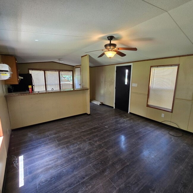 Photo - City Charm and Country Livin' 2/1 Mobile H... Unidad 511 Ferrell