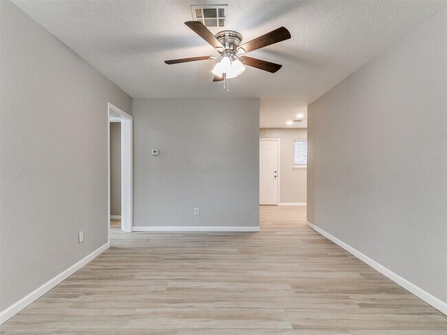 Photo - 202 Thompson Dr