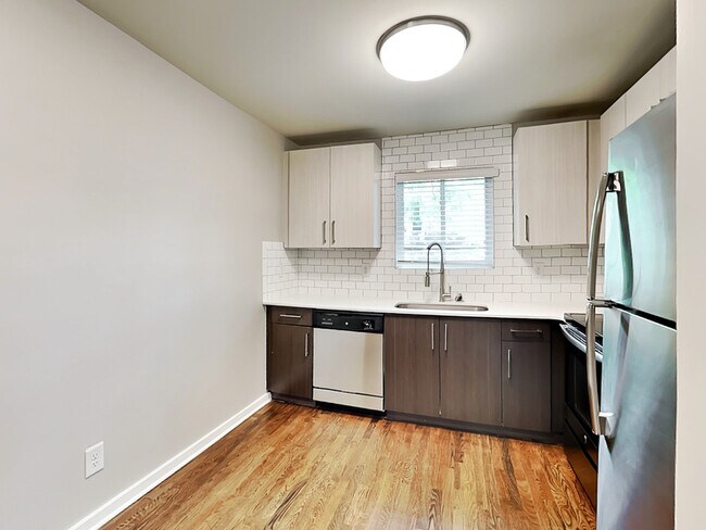 880 N Highland Ave NE
