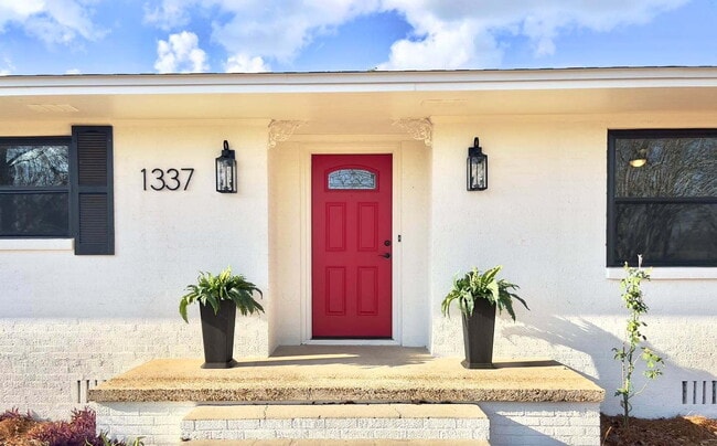 Photo - 1337 Broad St