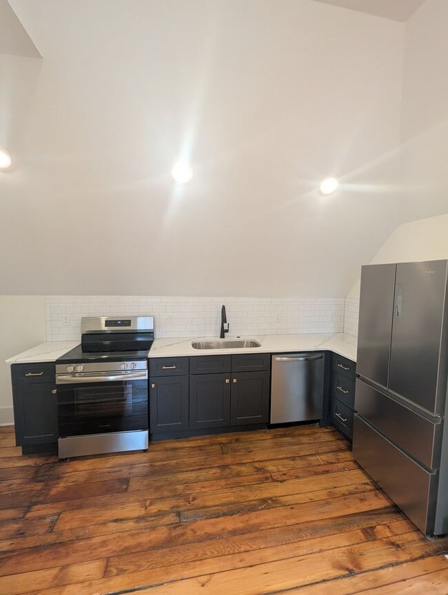 Photo - Beautifully Renovated 1 Bed, 1 Bath With In-Unit Washer/Dryer and New Appliances Unidad Apartment 5