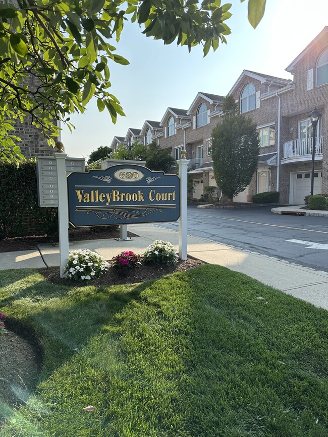 Building Photo - 638 Valley Brook Ave Rental