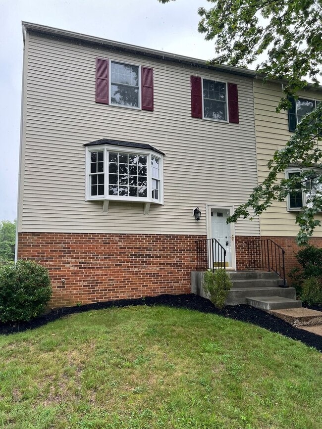 Building Photo - Spacious 3 Level Townhome with New Floorin...