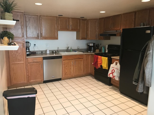 Kitchen - 17 Voyage St Unidad A