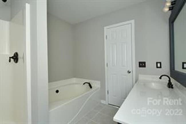 Building Photo - 129 Bosburg Dr