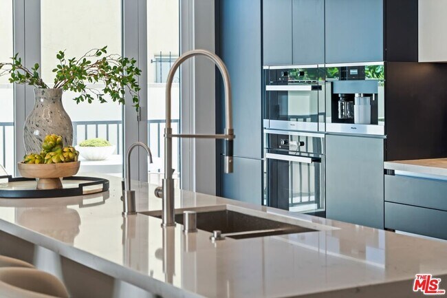 Photo - 160 N La Peer Dr Unidad 203