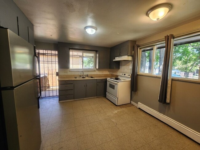 Photo - 1753 Clinton St