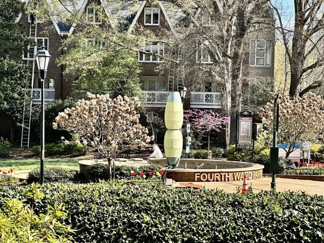 Photo - 229 N Poplar St