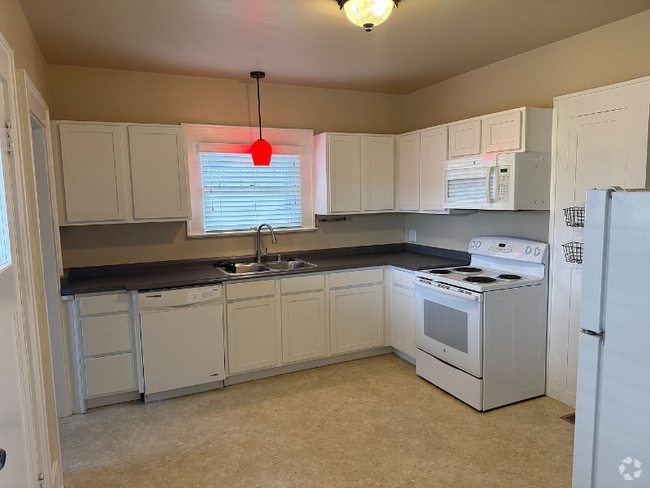 Building Photo - 628 Thoma St Rental