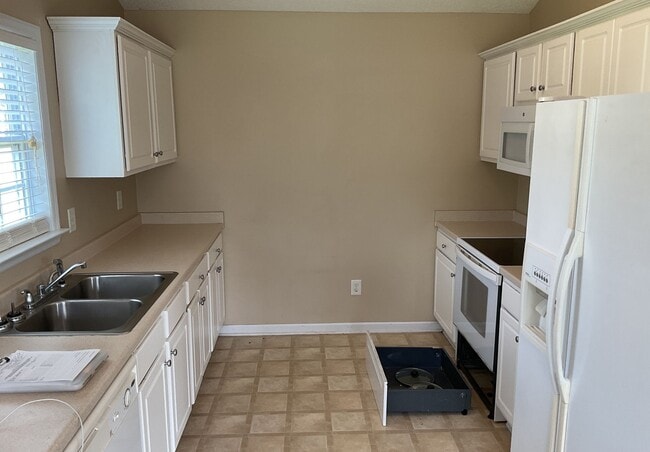 Photo - Spacious 3 bedroom 2 bath home! Walk in closet! Galley Kitchen! Open floor plan! Fenced in back y...