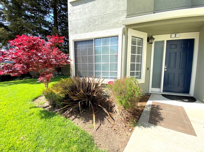 Building Photo - 2 Crystal Gate Common Rental