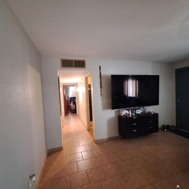 Photo - 930 E 25th St