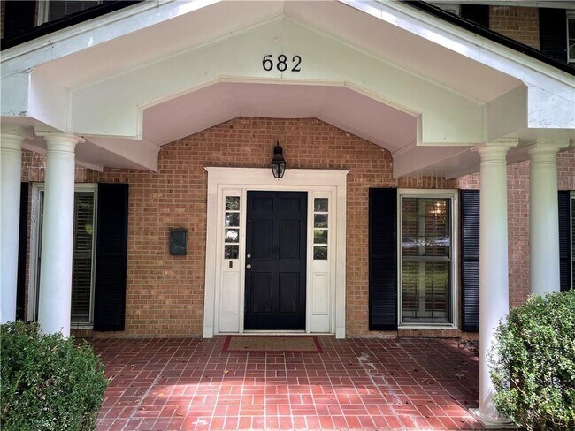 Photo - 682 E Morningside Dr NE