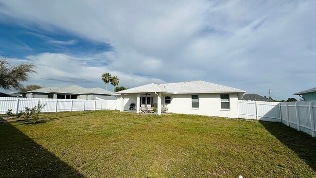Building Photo - 2210 SW 14th Ave Rental