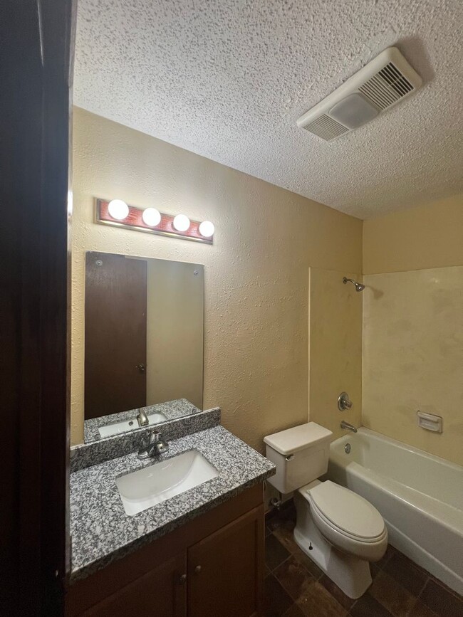 Photo - 2 Bed 1 Bath Apartment for Lease