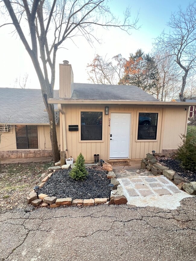 Front Entrance - 214 E Cleburn St