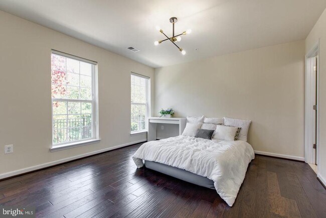 Photo - 7201 Thackley Way