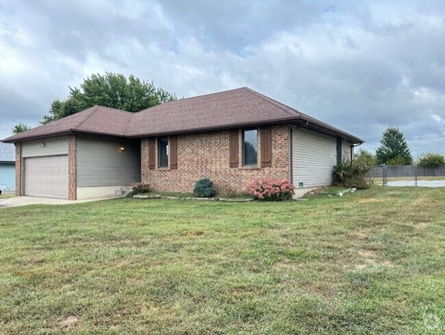 Building Photo - Adorable 3 Bedroom home on a big lot in NI...