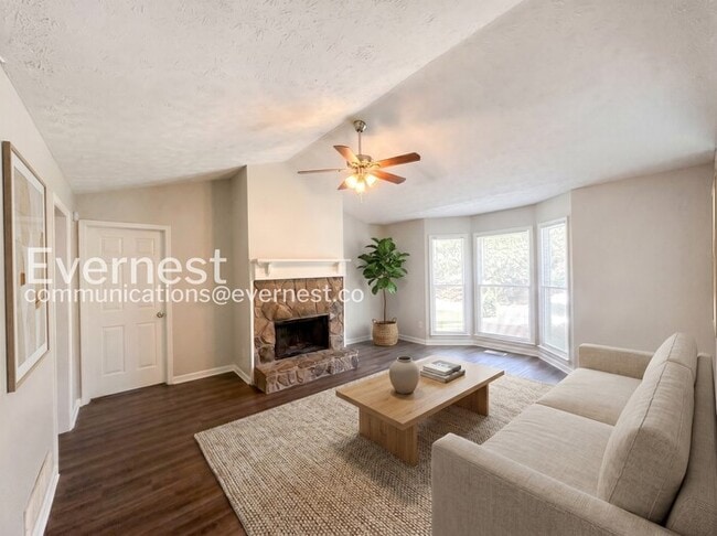 Photo - 313 Silverthorne Cir