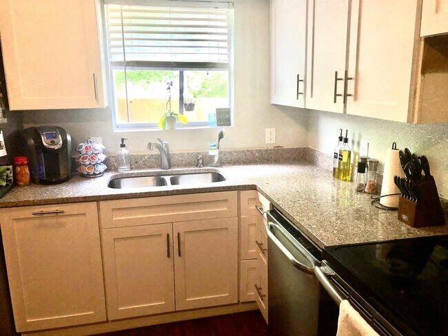 Building Photo - 929 NW Summercrest Blvd Rental