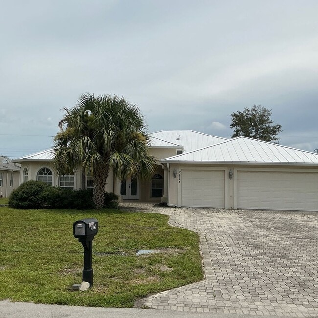 Building Photo - 3/2/2 RENTAL HOME AVAILABLE OFF DEL RIO AND PT ST LUCIE BLVD.