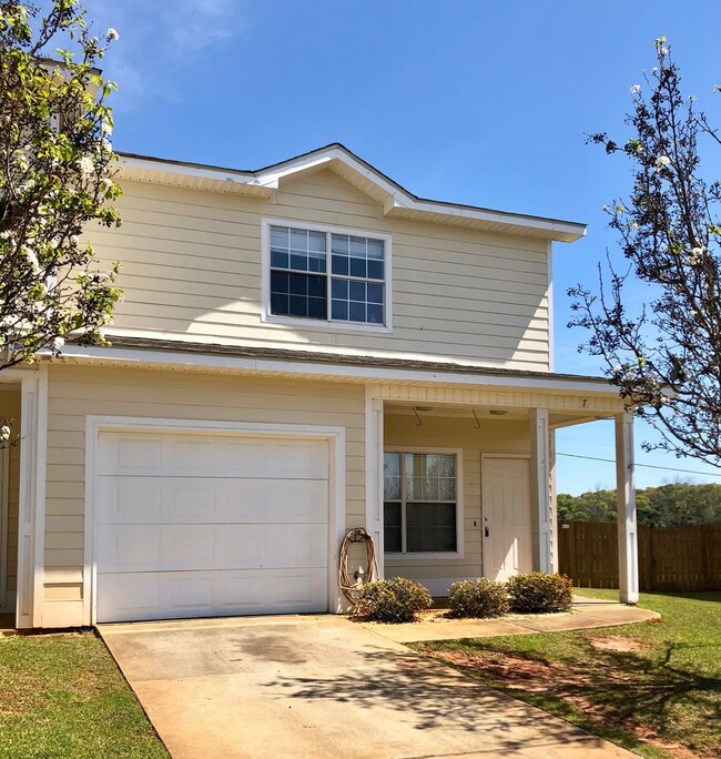 Building Photo - Courtyard Subdivision!!