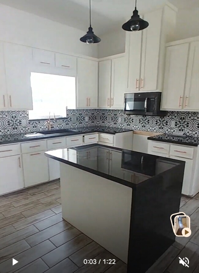 611 W La Quinta Dr