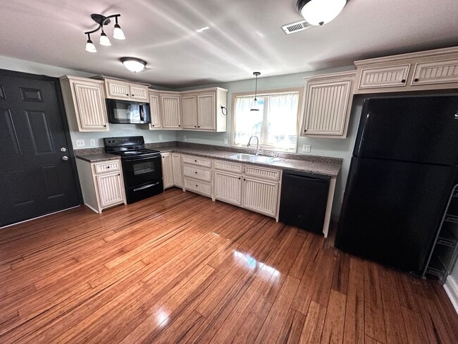 Photo - 2 Bedrooms, 1 Bathroom - House in Celanease!