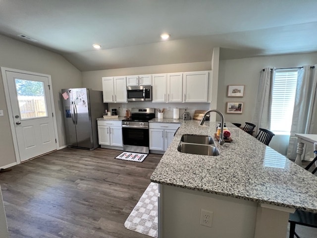 ¡Te encantará esta cocina! Barra de desayuno, granito y electrodomésticos de acero inoxidable. - 2472 N Raven Ln