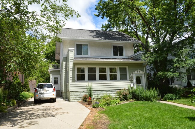 Stately single family home tucked away in a safe, convenient neighborhood - 807 6th St SW House