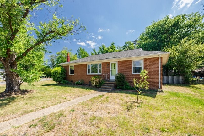 Photo - Beautiful 2 Bedroom Corner Lot Property Near Forest Hill Ave ***Available May 2026***