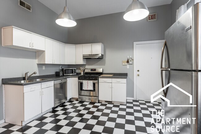 Building Photo - 646 N Damen Ave Unit 1