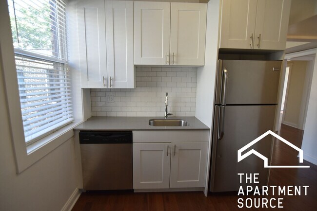 Photo - 3804 N Pine Grove Ave Unidad 3