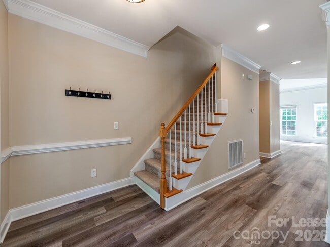 Photo - 533 Montgrove Pl NW