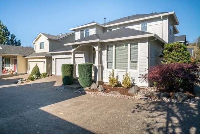 Building Photo - Quaint Carman Ridge Home in Lake Oswego