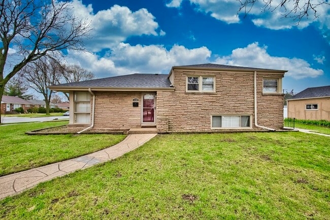 Photo - 5200 Madison St